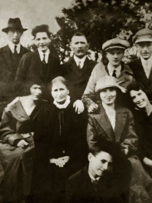 black and white photo of Eamon De Valera and Barrett family